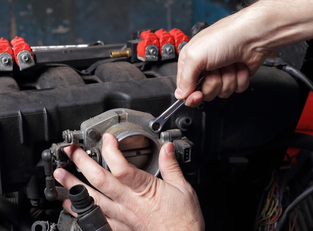 Autoservice Motorreparaturmechanikerhände mit Schraubenschlüssel