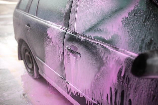 autoservicio de lavado de autos lavado de autos espuma rosa fluye por el cuerpo