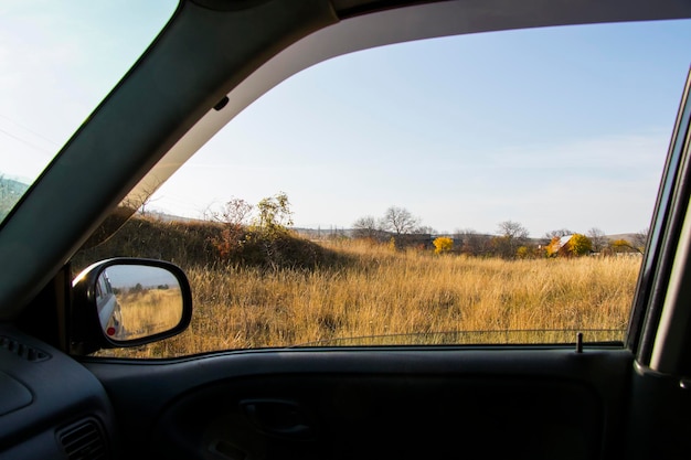 Autospiegel und Autobahnansicht, schwarzes Auto und Naturlandschaft in Georgia