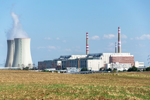 Foto autosuficiencia energética de las torres de refrigeración de las centrales nucleares reducción de las emisiones de gases de efecto invernadero