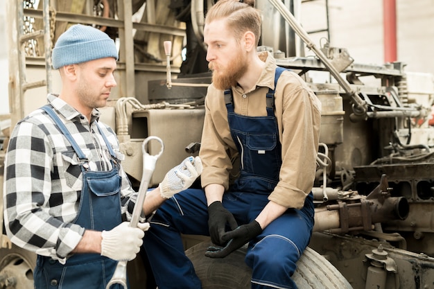 Autotechniker diskutieren Arbeit