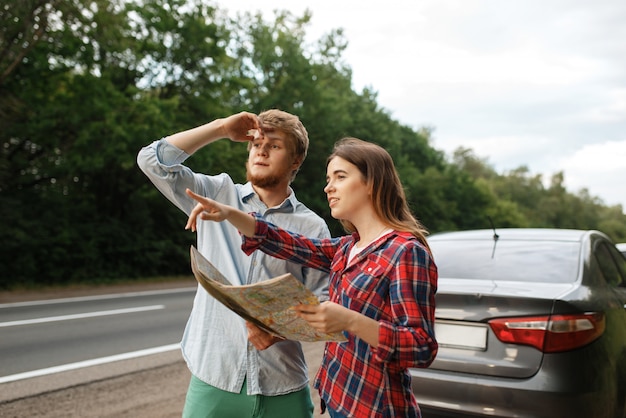 Autotouristen mit Karte mit Streit, Straßenfahrt