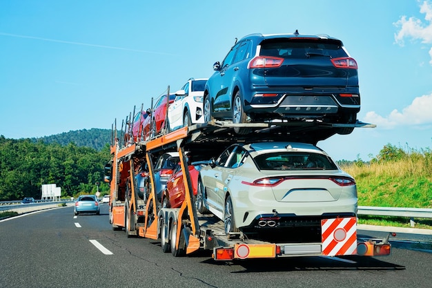 Autotransporter auf der asphaltierten Autobahn, Polen. LKW-Transporter