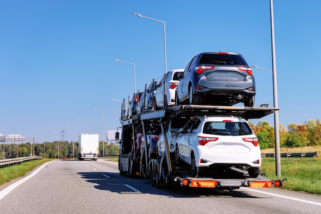 Autotransporter auf der Asphaltstraße, Polen. LKW-Transporter