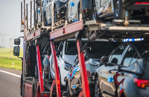 Foto autotransporter-sattelauflieger-anhänger auf der straße