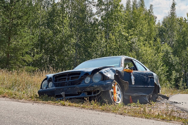 Foto autounfall auf einer straße