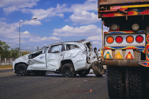 Autounfall gefährlicher Unfall auf der Straße SUV-Auto, das von einem anderen beschädigt wird