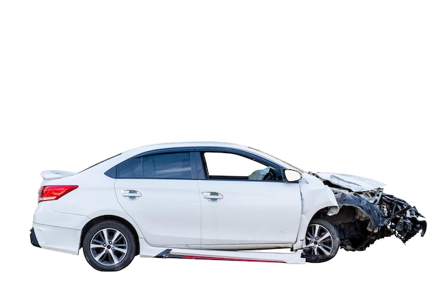Autounfall Vollkörper-Vorderseite und Seitenansicht eines weißen Autos beschädigt durch Unfall auf der Straße beschädigte Autos nach der Kollision Isoliert auf weißem Hintergrund mit Abschnittsweg Autounfall gebrochen
