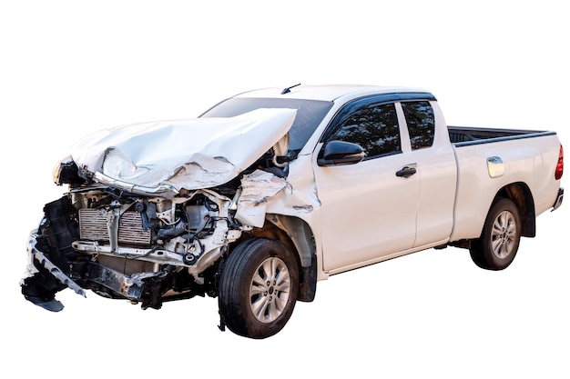 Autounfall Vorder- und Seitenansicht eines weißen Pickup-Autos, das durch einen Unfall auf der Straße schwer beschädigt wurde, beschädigte Autos nach der Kollision, isoliert auf weißem Hintergrund mit abgeschnittenem Weg