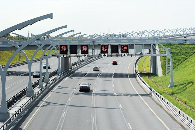 Autoverkehr auf dem nordwestlichen Hochgeschwindigkeitsdurchmesser in St. Petersburg