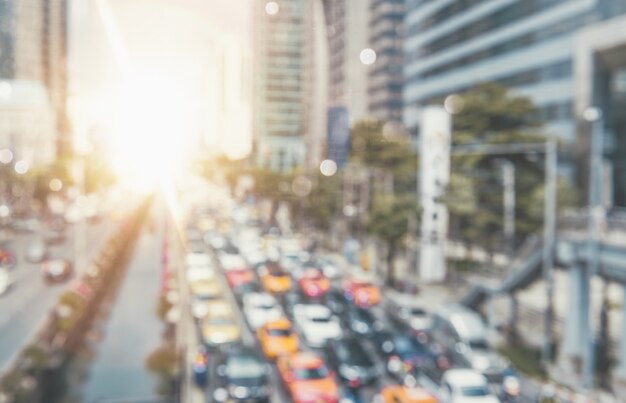 Autoverkehr zur Hauptverkehrszeit in der Innenstadt der Stadt Autoverschmutzungsverkehr am Morgen