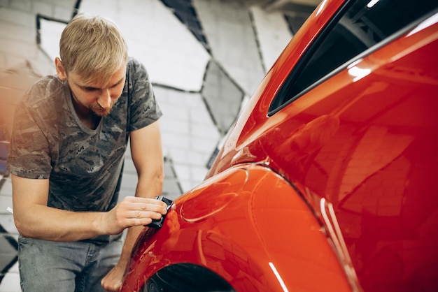 Autoverklebung mit Folie beim Autoservice