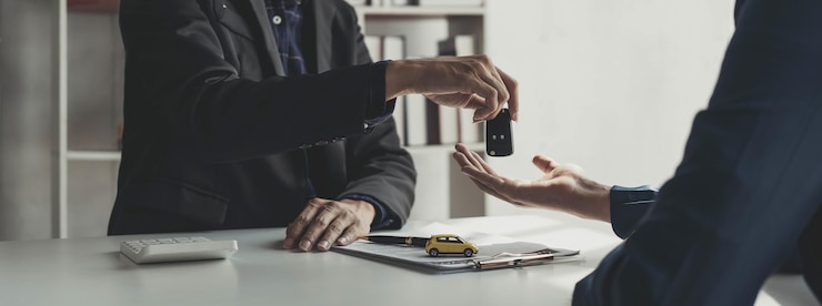 Foto autovermietung und versicherungskonzept der junge verkäufer, der das auto gibt, ist der schlüssel zum kunden, nachdem er einen vertrag mit der genehmigung zur miete oder zum kauf unterzeichnet hat