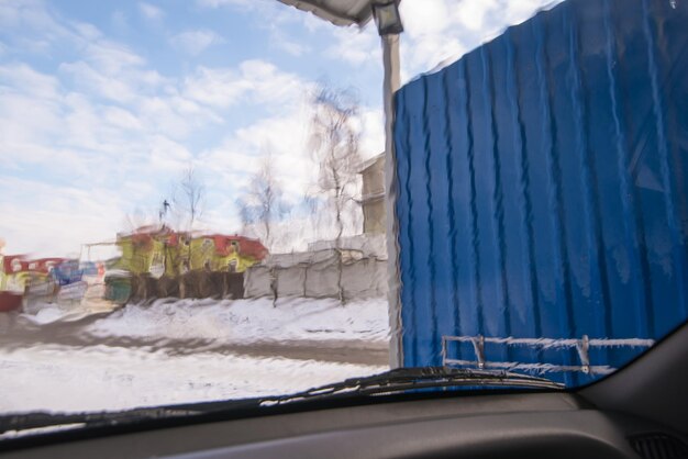 Autowäsche. Ansicht von innen. Windschutzscheibe in Tropfenansicht von innen