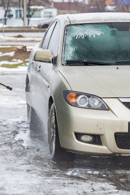 Autowäsche mit Wasser und Schaumreinigung. Auto, Servicefahrzeugindustrie waschen Auto, Service