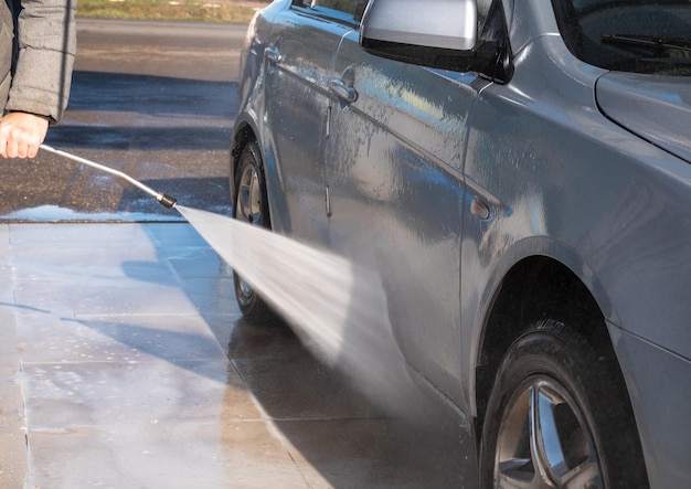 Autowaschanlage Auto mit Wasser reinigen