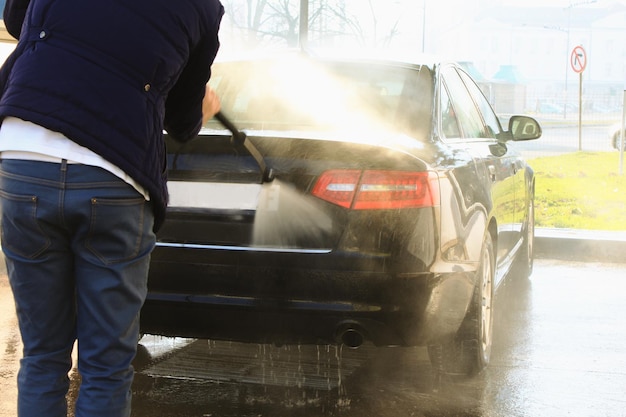 Autowaschreinigung mit Schaum und Hochdruckwasser