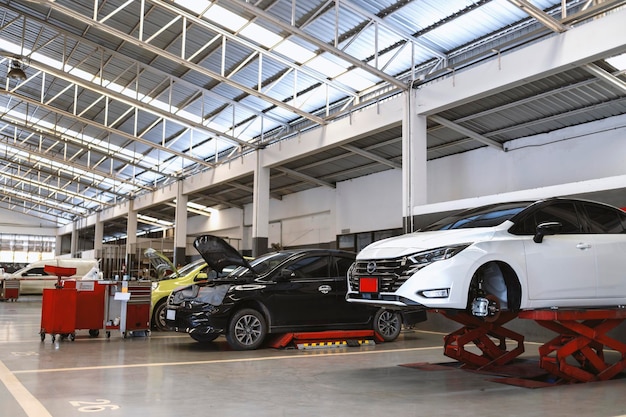 Autowerkstatt mit Softfokus und Überlicht im Hintergrund