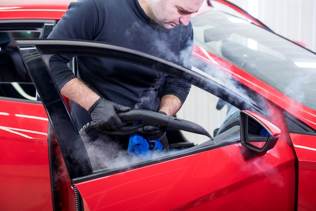 Autowerkstatt reinigt Interiror mit Dampfreiniger