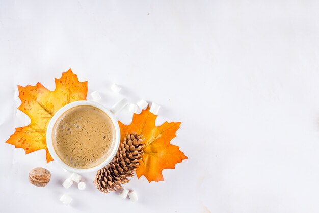 Autumn Flatlay mit Cappuccino oder heißer Schokolade