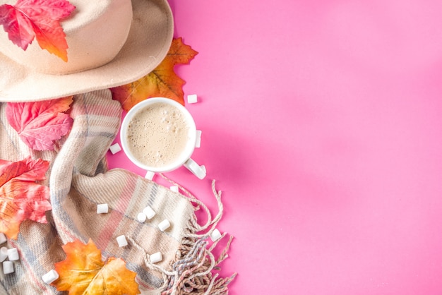 Autumn Flatlay mit Hintergrund des Cappuccinos oder der heißen Schokolade