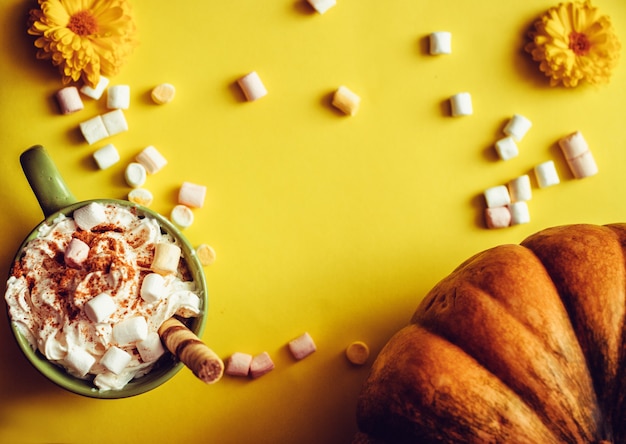 Autumn Pumpkin Spice Latte mit Milch, Sahne und Eibisch.