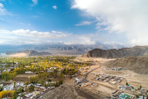 Autumn view da paisagem no distrito de leh ladakh, parte norte da índia