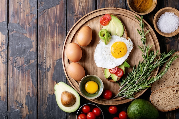 Avacado Toast mit gekochtem Ei