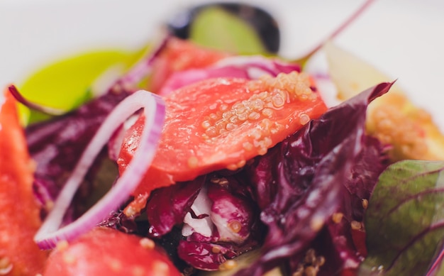 Avacado verde orgánico y ensalada de tomate con cebollas