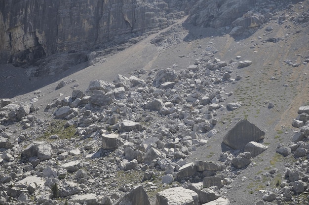 Avalancha de roca de piedra en dolomitas