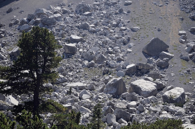 Avalancha de roca de piedra en dolomitas