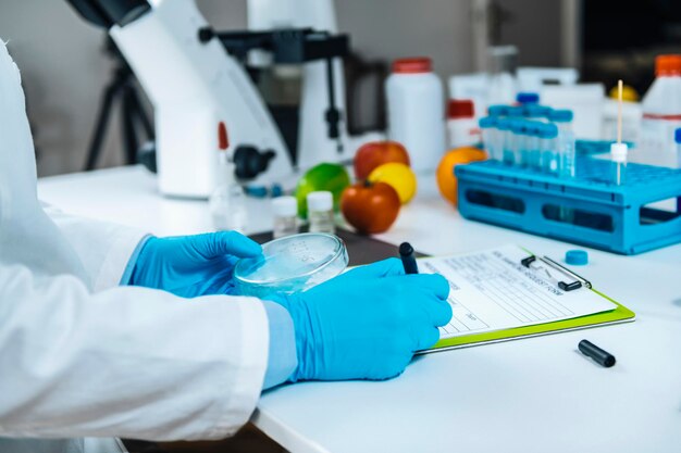 Avaliação da Qualidade Alimentar em Laboratório de Microbiologia