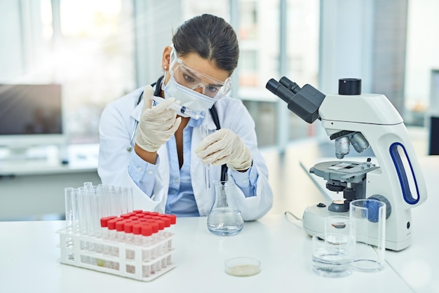 Los avances científicos comienzan aquí Fotografía de un joven científico trabajando en un laboratorio