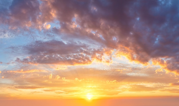 Ave cielo dramático Amanecer Atardecer Atardecer Cielo con sol real