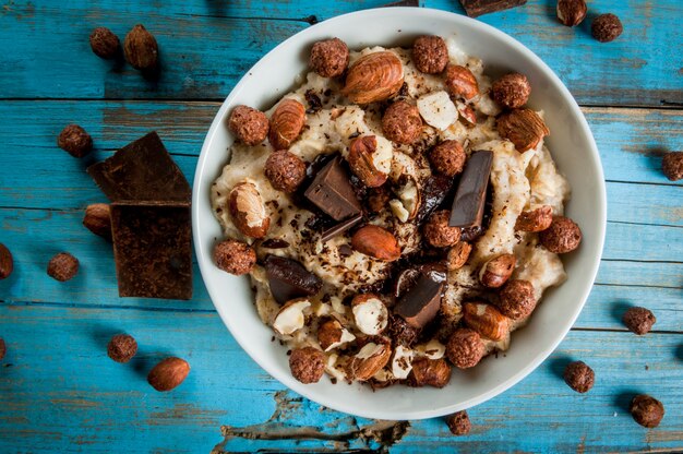 Aveia com avelãs, chocolate amargo e bolinhas de milho com chocolate