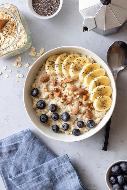 Aveia com banana mirtilos amêndoas e mel Comida saudável Comida vegetariana Café da manhã