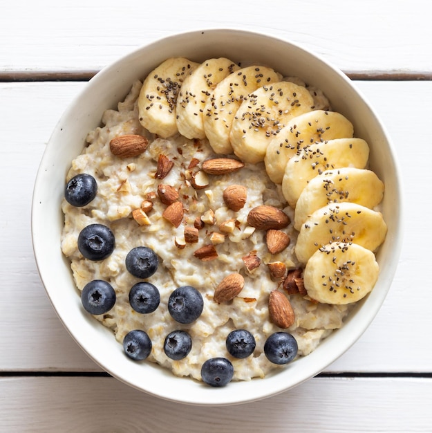 Aveia com banana mirtilos amêndoas e mel Comida saudável Comida vegetariana Café da manhã