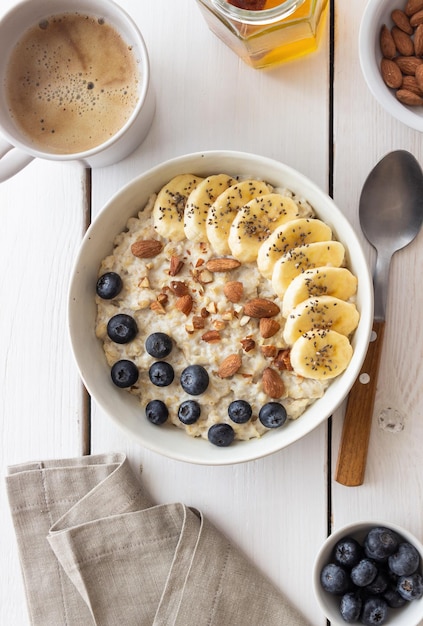 Aveia com banana mirtilos amêndoas e mel Comida saudável Comida vegetariana Café da manhã