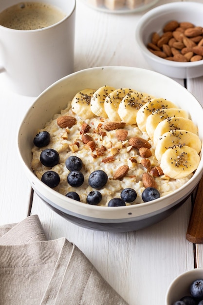 Aveia com banana mirtilos amêndoas e mel Comida saudável Comida vegetariana Café da manhã