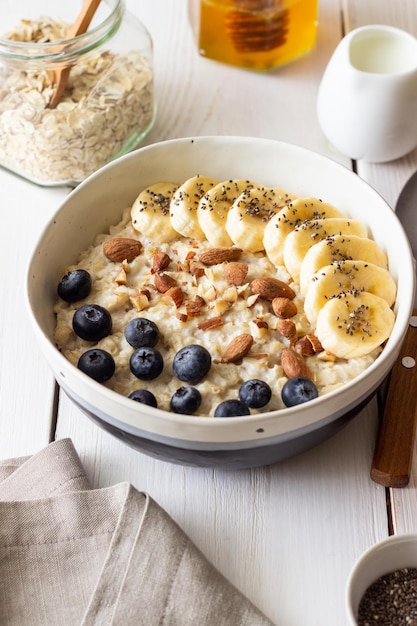 Aveia com banana mirtilos amêndoas e mel Comida saudável Comida vegetariana Café da manhã