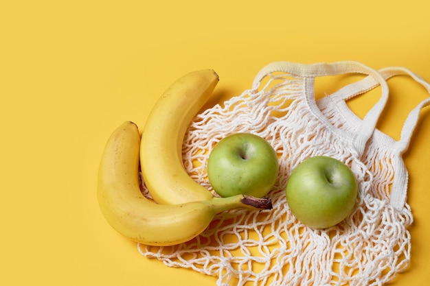 Aveia com bananas e maçãs Substituindo sacos plásticosComida vegetariana saudável e saudável
