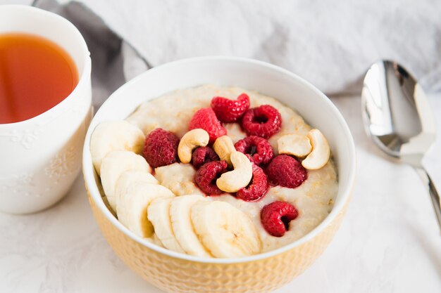 aveia com frutas, castanha de caju e banana