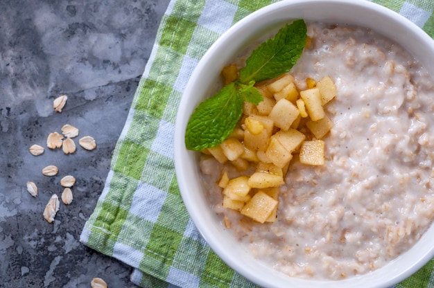 Aveia com frutas Comida saudável no café da manhã Comida dietética