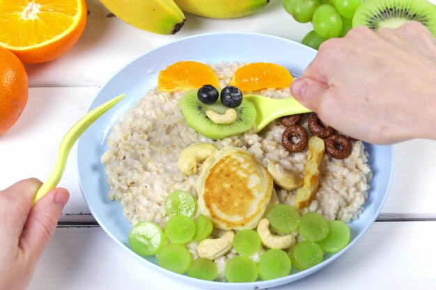 Aveia de coruja engraçada feita de frutas e nozes ideia de comida para crianças vista de cima Ideia criativa para café da manhã infantil