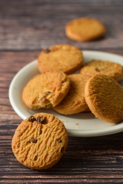 Aveia e biscoitos de chocolate na mesa de madeira rústica