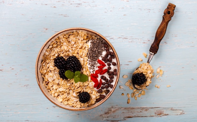 Aveia, Granola com frutas. Café da manhã saudável de verão