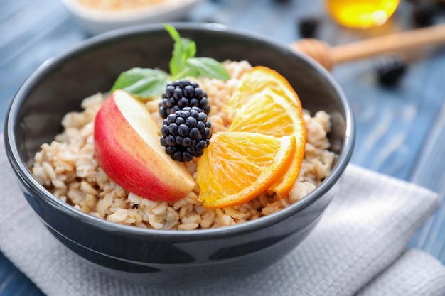 Aveia saborosa com frutas em tigela na mesa