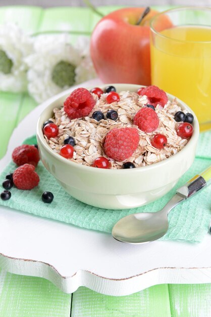 Aveia saborosa com frutas na mesa closeup
