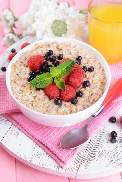 Aveia saborosa com frutas na mesa closeup