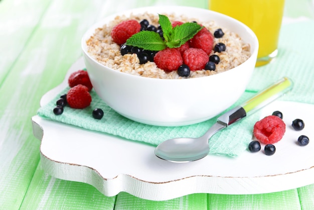 Aveia saborosa com frutas na mesa closeup